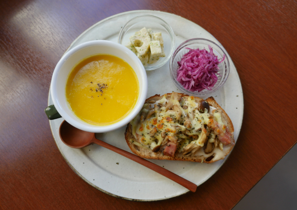 スープとサンドイッチのランチプレート